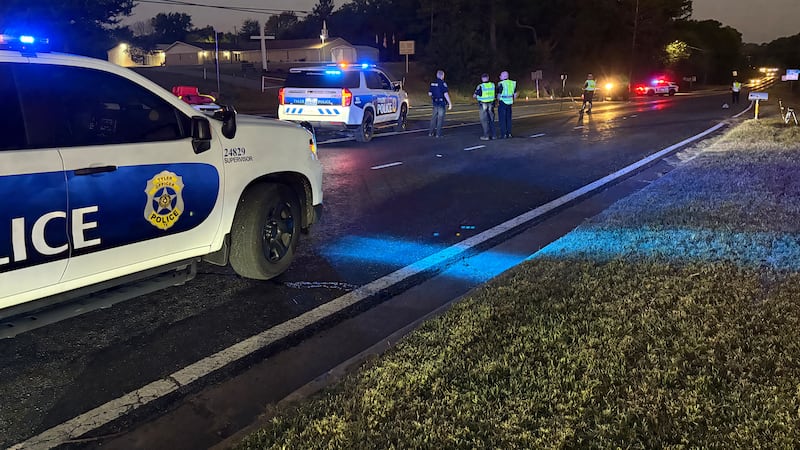 Un peatón es atropellado y herido en la autopista Van Highway en Tyler.