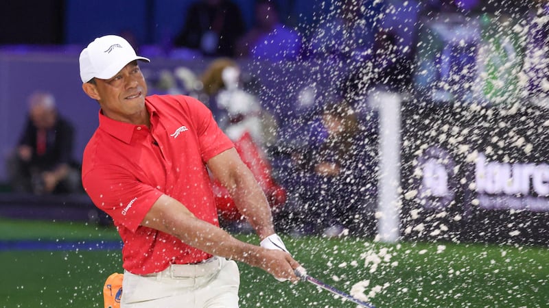 Tiger Woods, del Jupiter Links Golf Club, juega un tiro desde una trampa de arena en el hoyo...