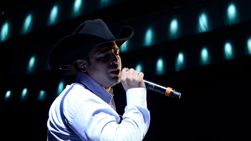 El cantante Bobby Pulido actúa en el escenario del Festival People en Español 2013, el sábado...