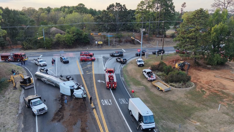 Un camión de 18 ruedas que transportaba 5.500 galones de combustible vuelca en Gladewater.