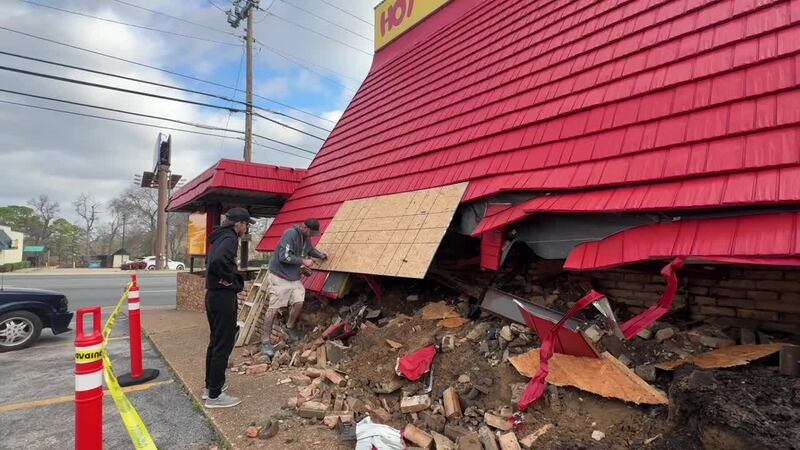 Conductor choca contra un local de perro calientes en Longview tras quedarse dormido al volante