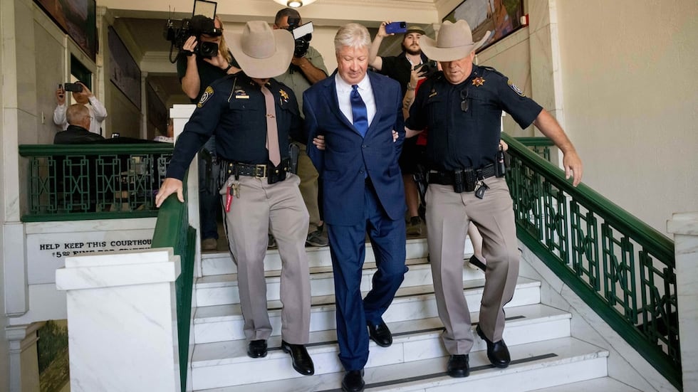 ARCHIVO - Robert Morris, fundador de una megaiglesia de Texas, es escoltado fuera del edificio...