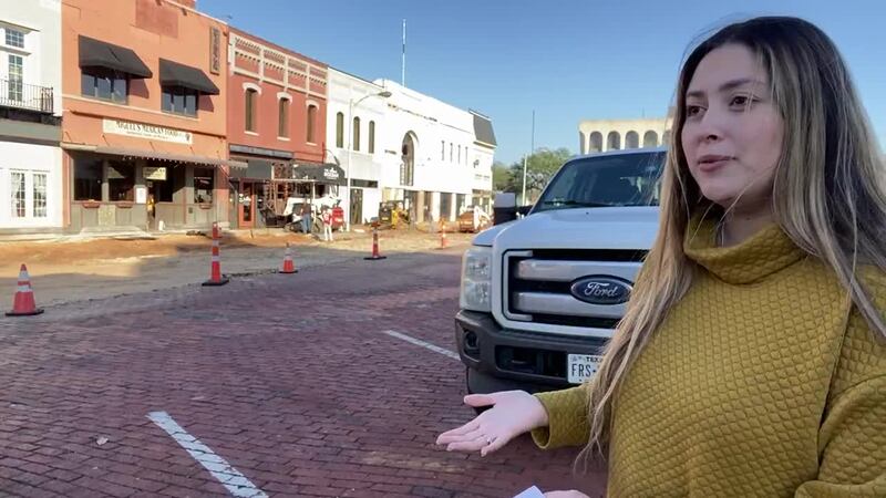 Ahora, en la segunda fase, están ampliando las aceras, haciendo que las cosas cumplan con la...