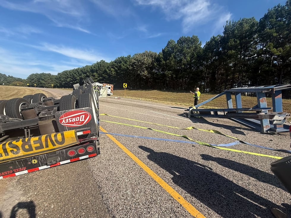 Overturned 18-wheeler shuts down eastbound lanes of Highway 31 near Chandler