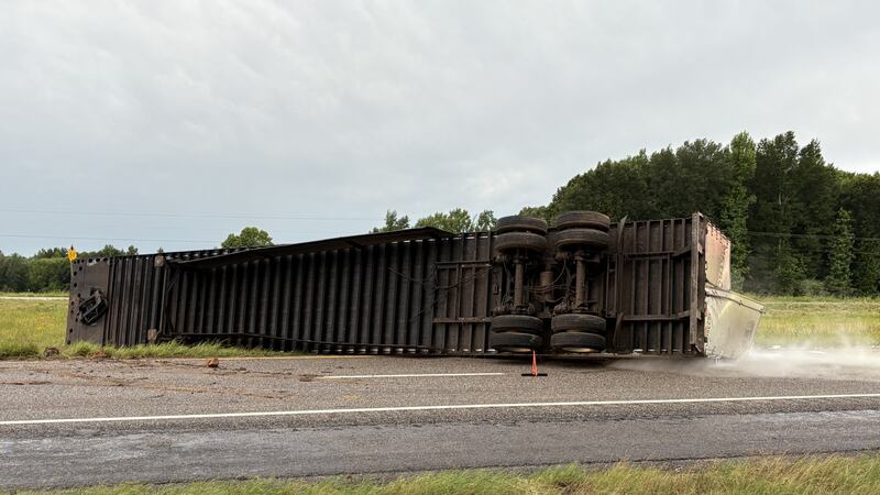 Camión semirremolque volcado en la autopista cerca de Van