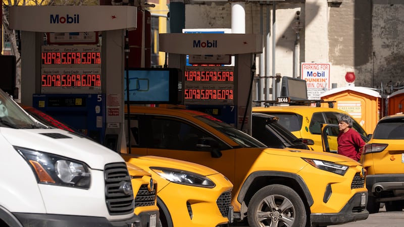 Carteles con el precio de combustible en una gasolinera, el martes 10 de 2026 en Nueva York....