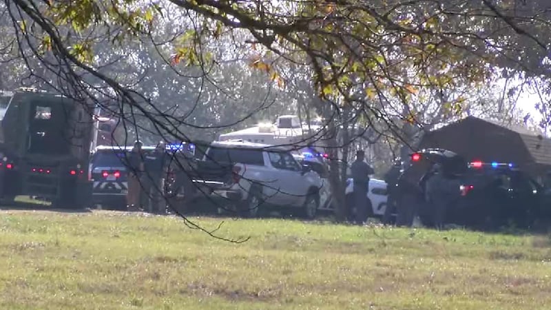 Las autoridades están respondiendo en la FM 2493 al este de la U.S. 69.