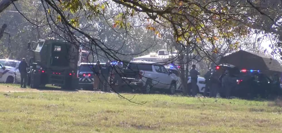 Las autoridades están respondiendo en la FM 2493 al este de la U.S. 69.