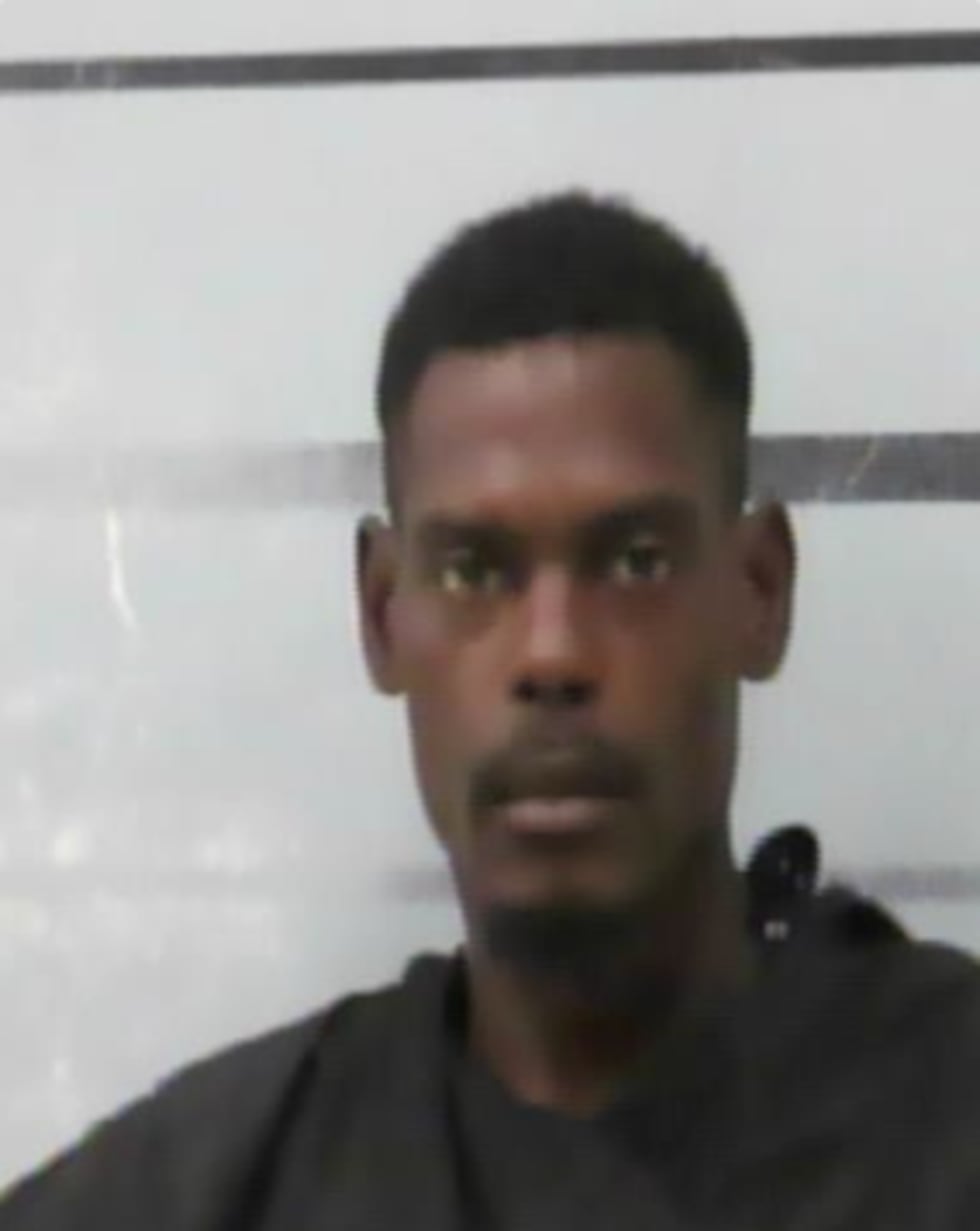 Troy Lockley, de 38 años, enfrenta cargos por agresión agravada e intoxicación pública