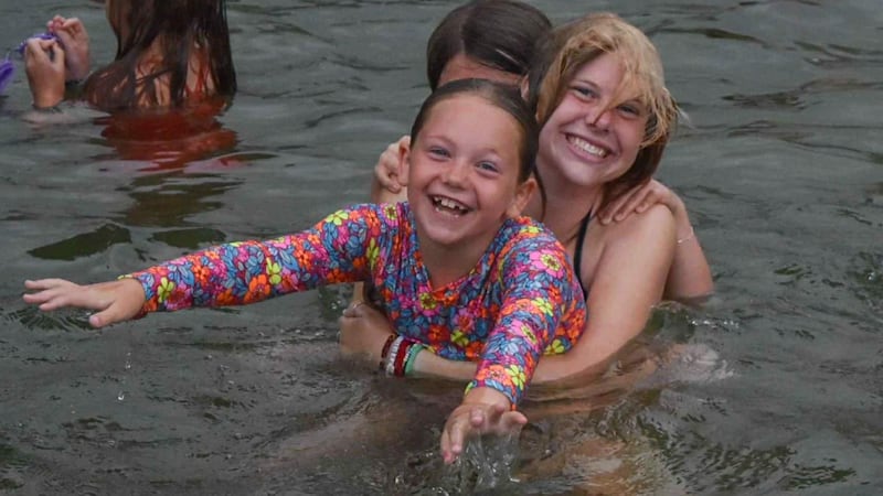 Campistas del Camp Mystic del este de Texas comparten experiencias y piden oraciones