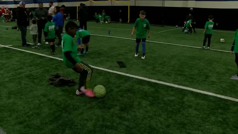 Clínica de fútbol navideña de Tyler lleva alegría a 400 jóvenes jugadores