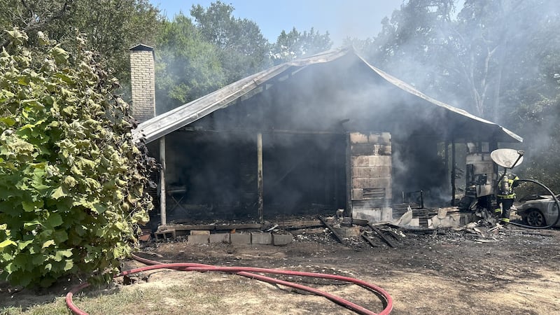 Incendio destruye casa en Lindale; niño recibe tratamiento por inhalación de humo