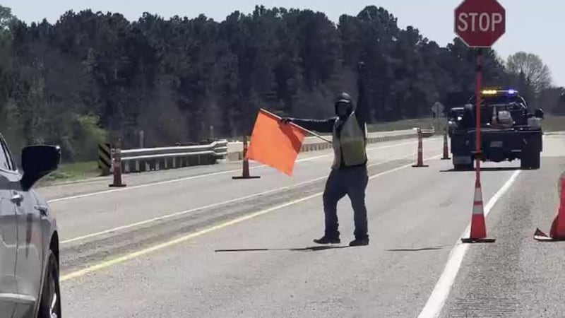 Cierre de carriles en la autopista de peaje 49 en el condado de Smith después de que un camión...
