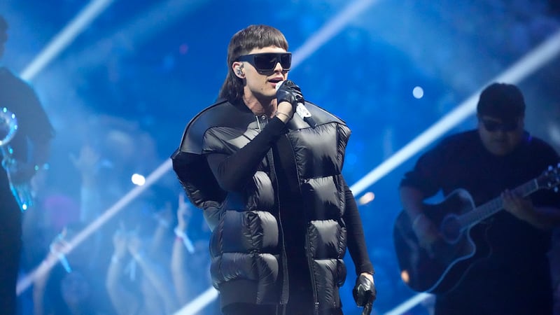 Peso Pluma actúa durante los MTV Video Music Awards el martes 12 de septiembre de 2023, en el...