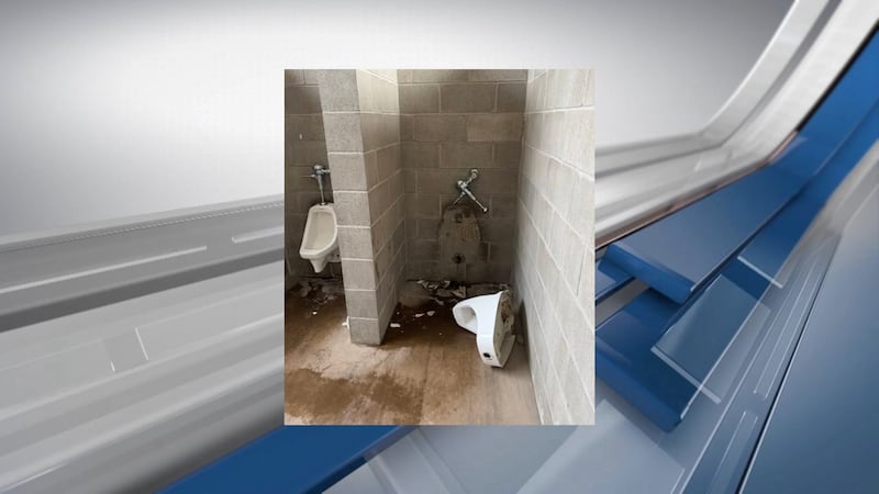 Policía: 3 menores son sospechosos de la destrucción de un urinario en un parque de Diboll