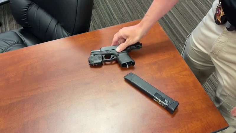 Agentes del condado de Gregg ven cada vez más pistolas automáticas modificadas ilegalmente en...