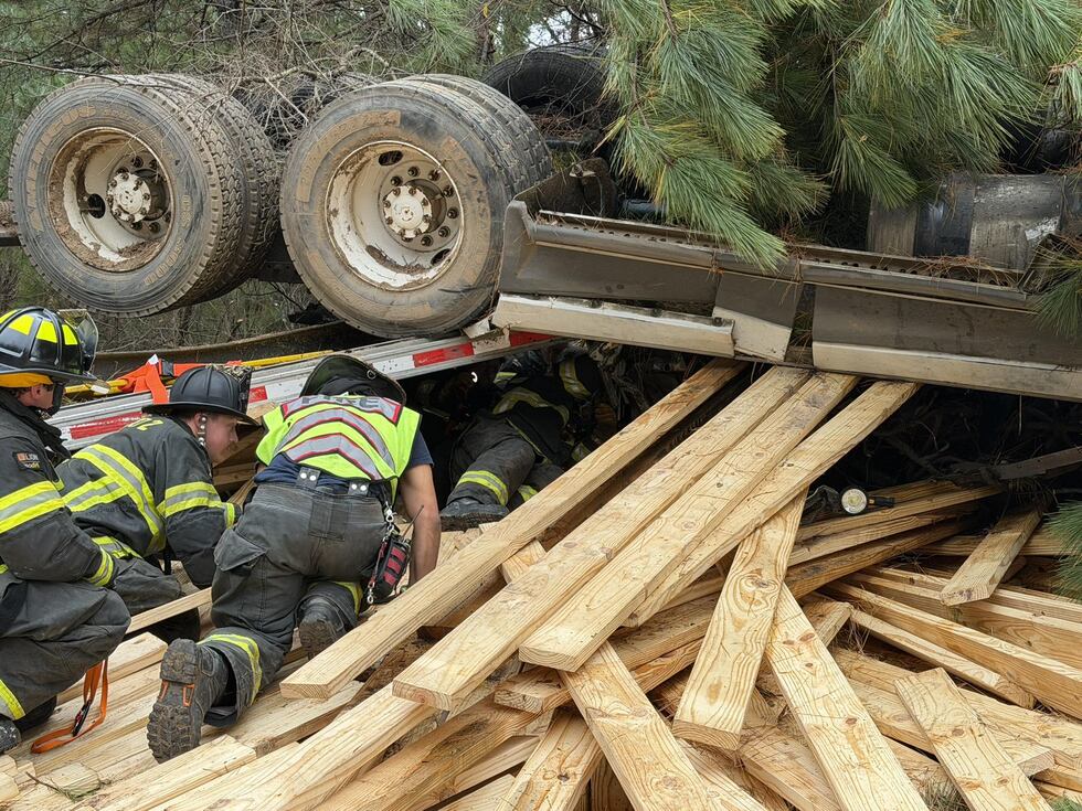 Smith dijo que el conductor del camión de 18 ruedas quedó atrapado y fue necesario realizar...
