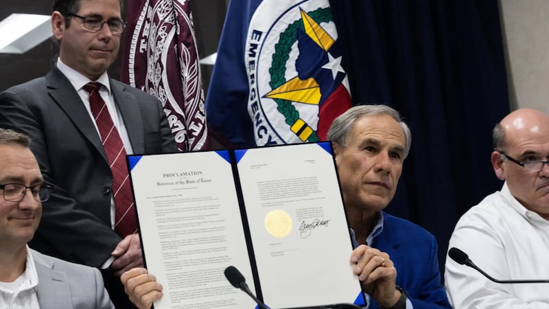 El gobernador Greg Abbott firma una declaración de emergencia relacionada con el gusano...