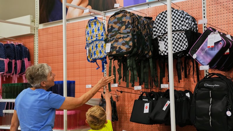 Una persona en una tienda Target en Woodbury, Minnesota, el 13 de agosto del 2026. (AP...