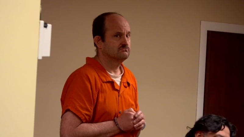 Hombre acusado de llevar pañales mientras abordaba a chicas comparece ante el tribunal