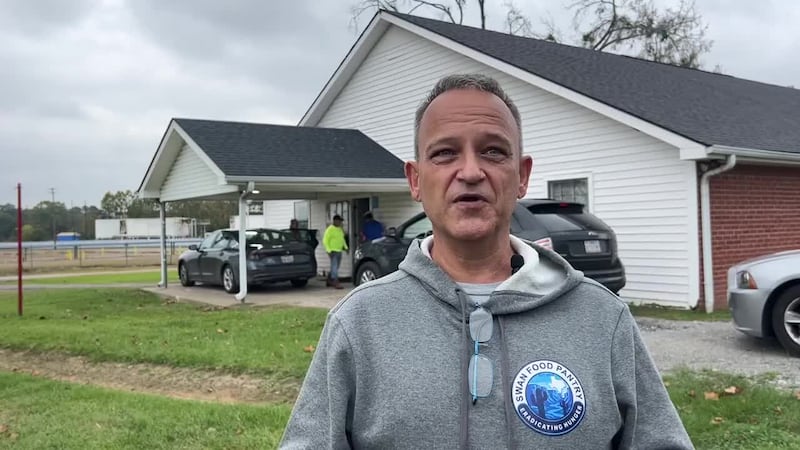 La creciente demanda supera a los bancos de alimentos por el cierre gubernamental y la demora...