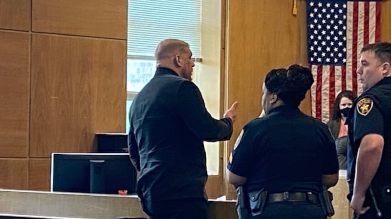 Joshua Black está hablando con los agentes antes de ser arrestado.