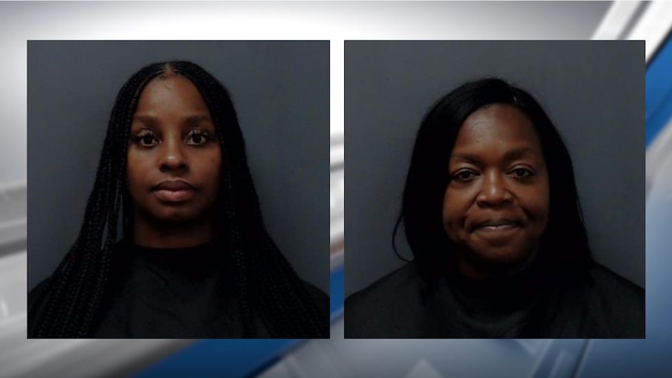 Cassandra Renee James, de Hallsville, (izquierda) y Linda Kaye Brown Lister, de Longview.