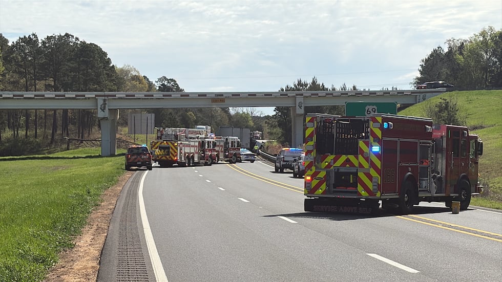 Según los servicios de emergencia, el accidente supone una situación de riesgo por materiales...