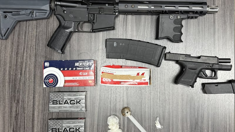 2 hombres hispanos arrestados y armas incautadas en redada antidrogas en el condado de Titus.