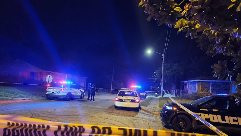 La policía responde a un tiroteo en la calle Poland.