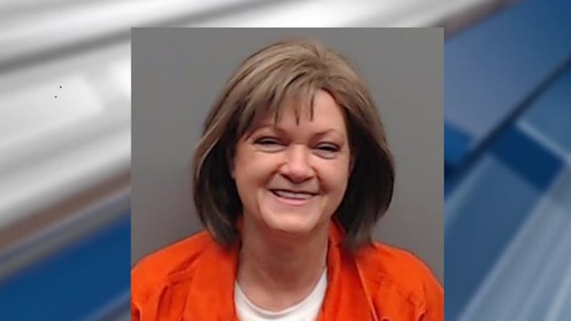 Karen Phillips fue arrestada por primera vez en marzo de 2023 tras interferir en el arresto de...