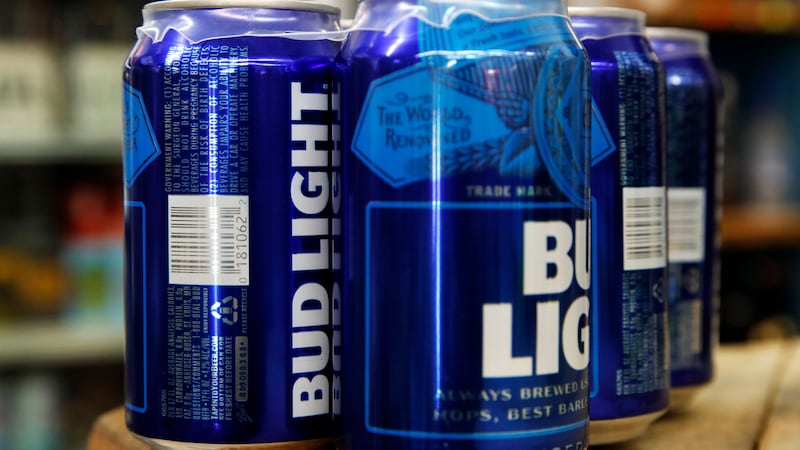 Esta foto del jueves 10 de enero de 2019 muestra latas de Bud Light en Washington. A partir...