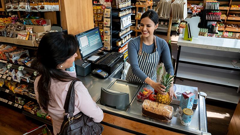 En América Latina y el Caribe las mujeres tienen acceso a menos de las tres cuartas partes de...