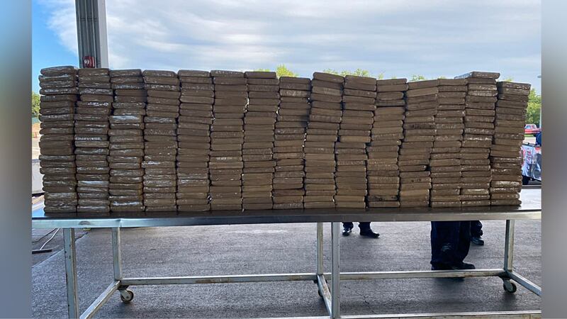 Los oficiales dicen que incautaron $11.9 millones en metanfetamina en la frontera entre...