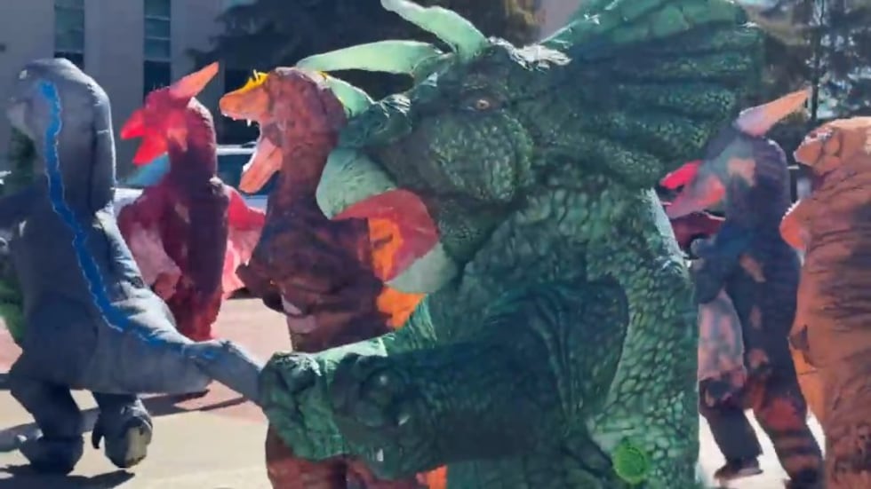 Bufete de abogados soltó criaturas disfrazadas en el centro de Tyler