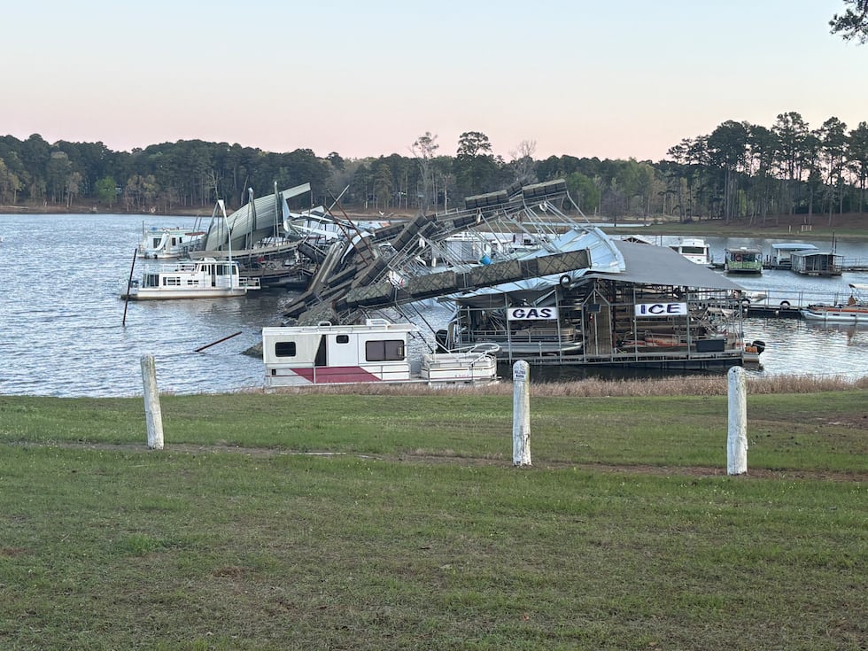 John Wright, gerente de Bullfrog Marina, afirmó que la tormenta destruyó cuatro embarcaciones,...