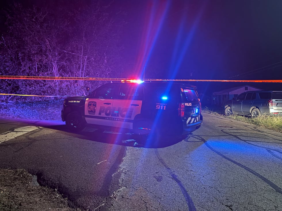 La policía afirma que Dennis está armado con un rifle y debe considerarse armado y peligroso.