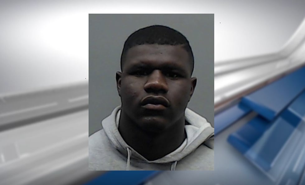 Kenus Rochad Lewis sigue profugo.