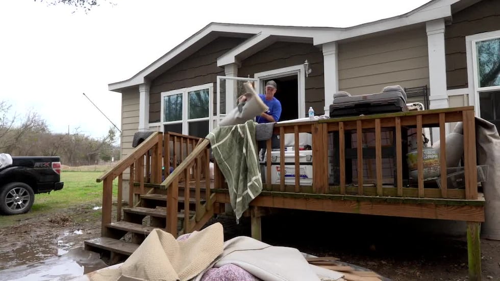Rescatan a una familia en Wills Point y evacúan a otras tras graves inundaciones