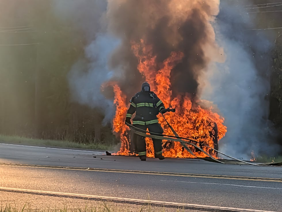 Los equipos de emergencia del condado de Smith extinguen el incendio de un coche en la...