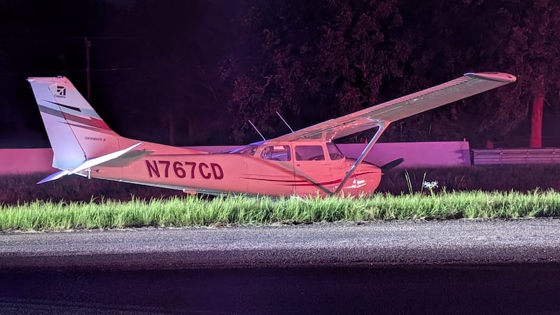 Avioneta aterriza de emergencia tras fallo de motor cerca de una autopista de Tyler