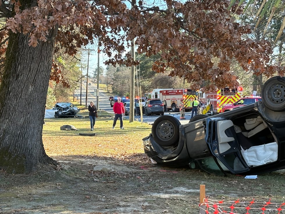 Según la policía, un accidente ha bloqueado el tráfico en East Marshall Avenue, en Longview,...