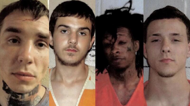 Cuatro reclusos escaparon de una carcel cerca de la frontera de Texas y Oklahoma.