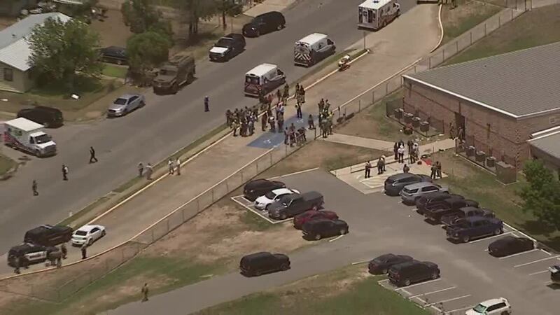 La policía está en la escena de un tiroteo en una escuela primaria en Uvalde, Texas, que dejó...