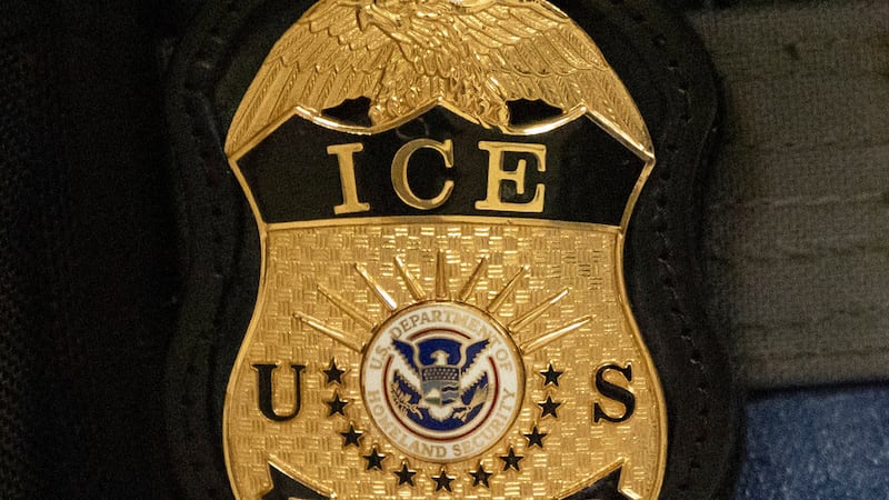 ARCHIVO - Un agente federal lleva una placa de ICE en Nueva York, el 10 de junio de 2025. (AP...