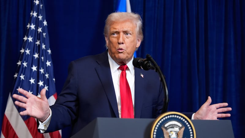 El presidente Donald Trump habla durante una conferencia de prensa con el primer ministro...