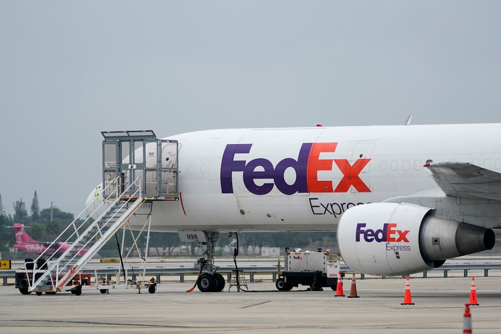 ARCHIVO - Un avión de mercancías de FedEx se ve en el asfalto en el Aeropuerto Fort...