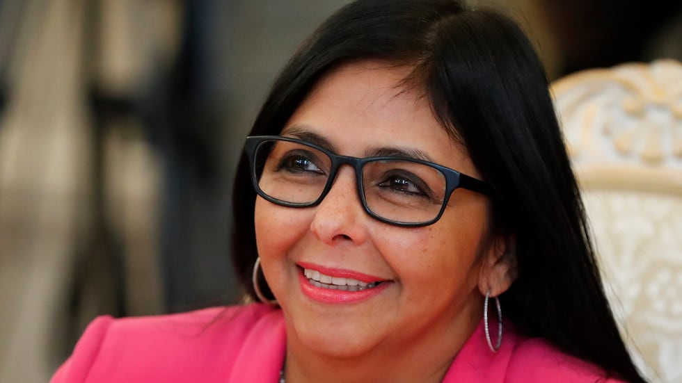 La nueva presidenta interina de Venezuela, Delcy Rodríguez, ha exigido que Estados Unidos...