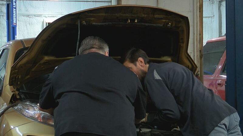 A medida que las ciudades se preparan para el invierno, la sal que esparcen por las carreteras...