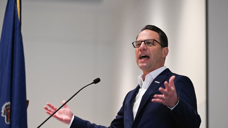 El gobernador de Pensilvania Josh Shapiro en un evento en State College, Pensilvania, el 11 de...